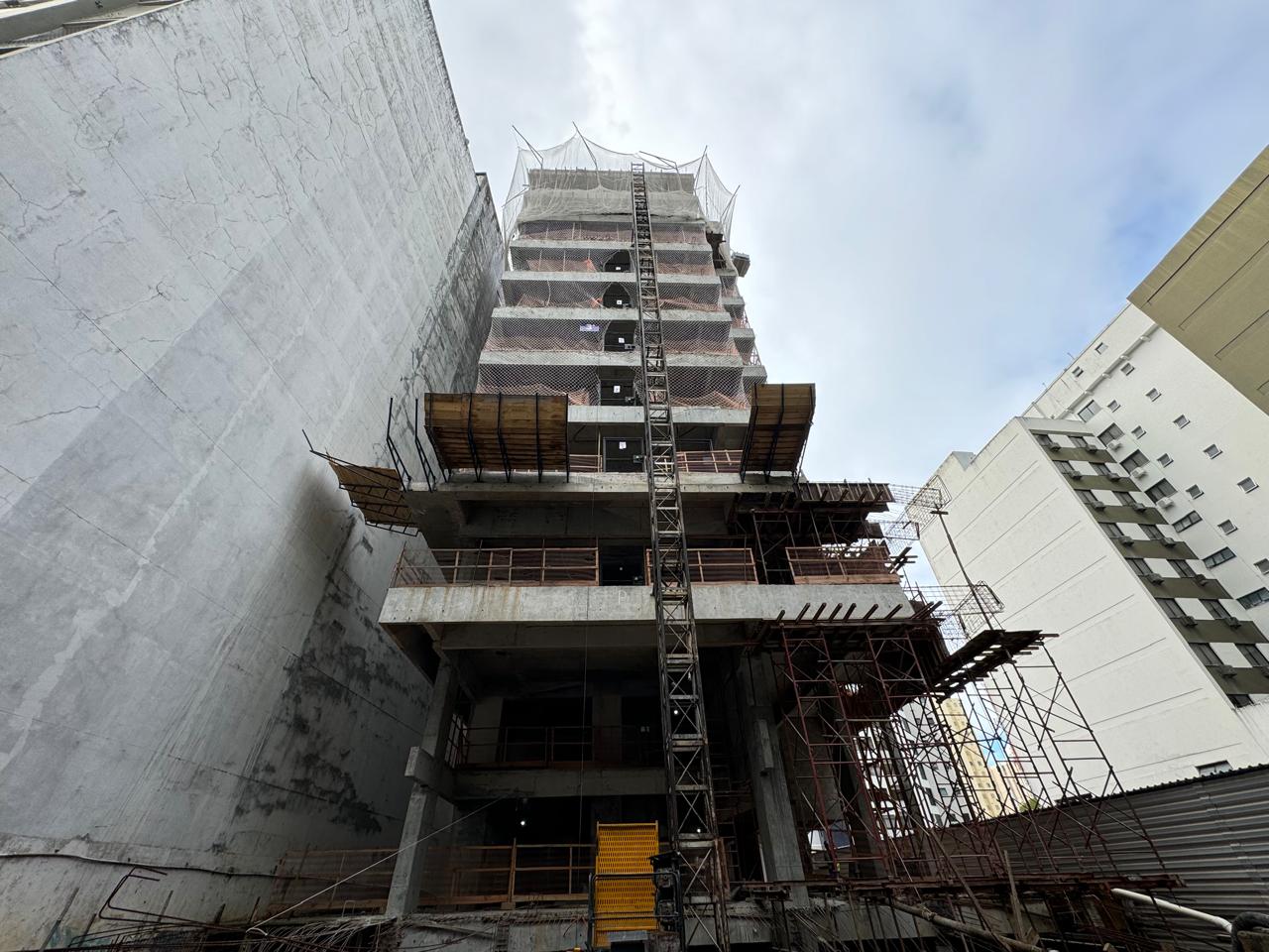 Forma, armação e concretagem de lajes dos pavimentos tipo (até o 6º pav.)