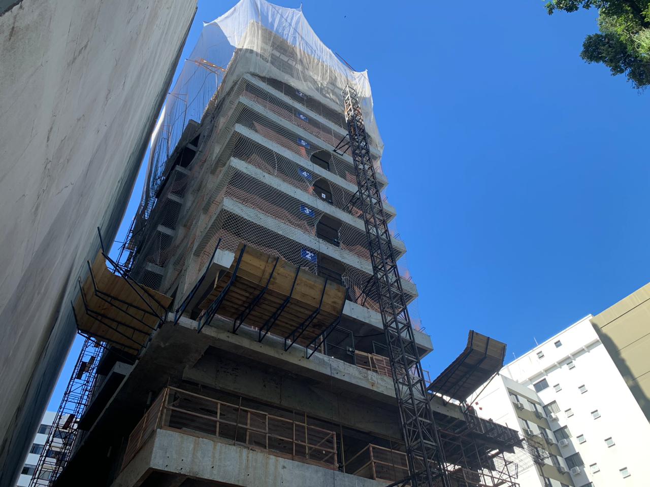 Concretagem de laje de cobertura do playground e fechamento de alvenaria nos pavimentos tipo